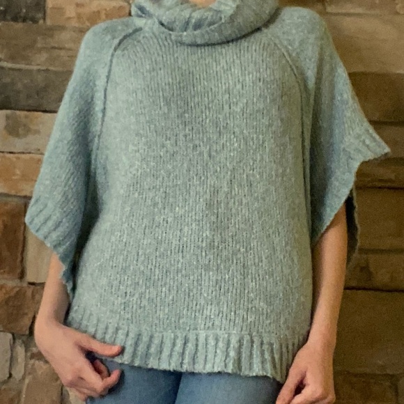 Micheal Kors Knit Poncho - Picture 3 of 7